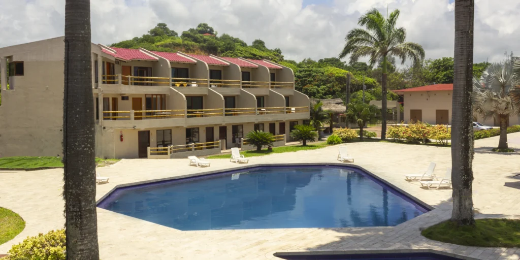 on-vacation-ecuador-montanita-hotel-howard-piscina-09