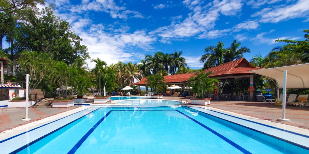 on-vacation-hotel-girardot-piscina-vista-lateral