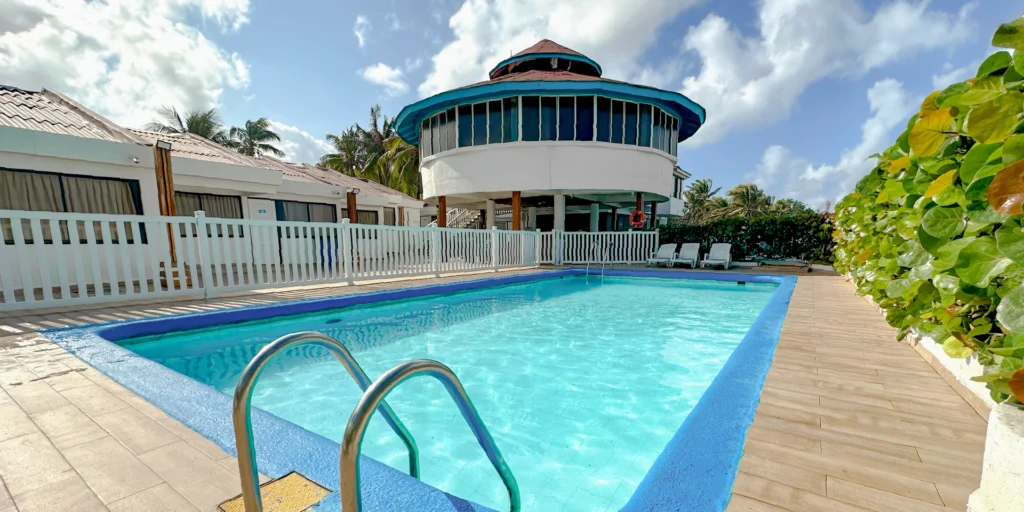 on-vacation-san-andres-hotel-reef-piscina-4