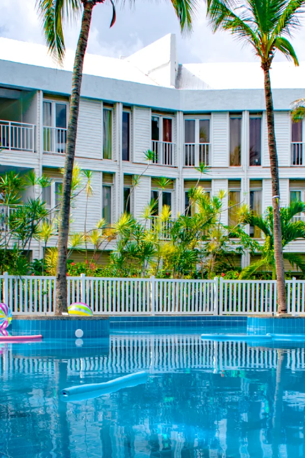 on-vacation-san-andres-hotel-cove-piscina-palmas-4